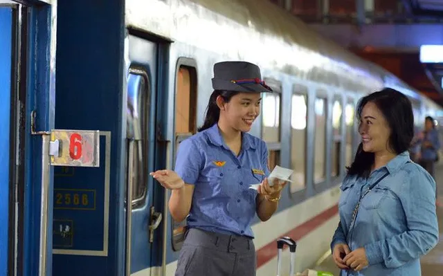 Đội ngũ nhân viên đường sắt được tuyển chọn, đồng phục riêng