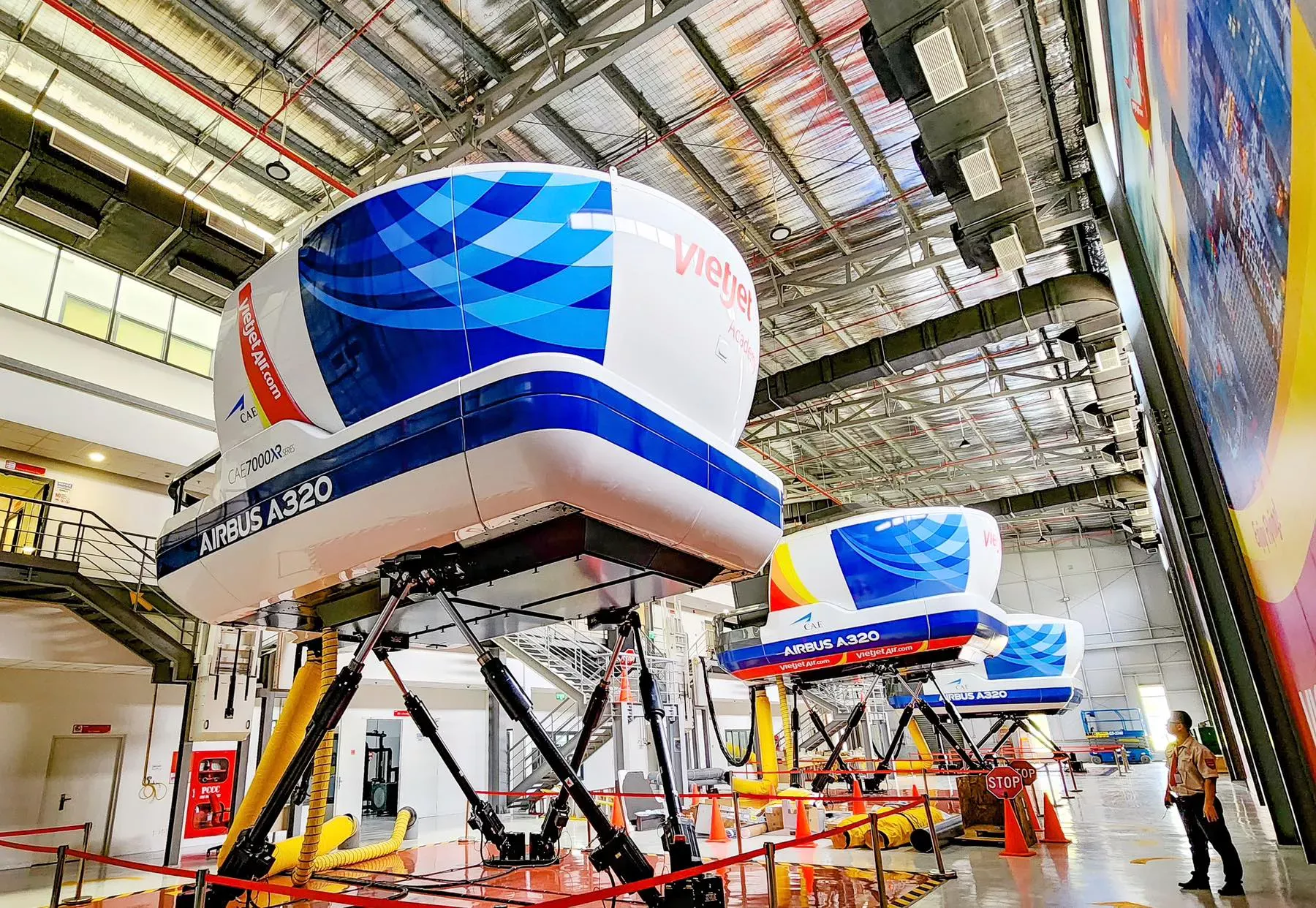 Hợp tác cùng tập đoàn hàng không hàng đầu thế giới Airbus, Học viện Vietjet hiện vận hành 3 buồng lái mô phỏng (SIM) huấn luyện phi công cùng các khoang tàu bay, khoang hành khách…