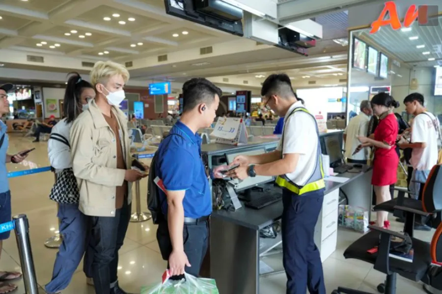 Sử dụng giấy tờ giả đi máy bay coi chừng bị xử lý hình sự