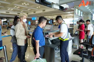 Sử dụng giấy tờ giả đi máy bay coi chừng bị xử lý hình sự