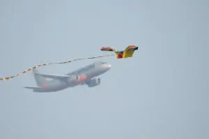 Phát hiện người dân thả diều, đèn trời uy hiếp an toàn bay tại Nội Bài y