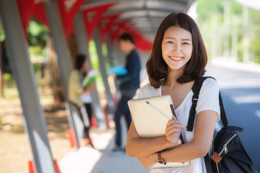 Du học mắc kẹt giữa ở và về nước
