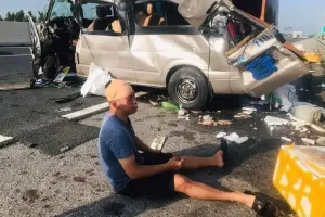 Ôtô nổ lốp trên cao tốc, ba người bị thương