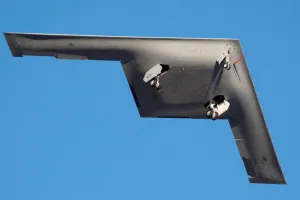 'Sát thủ tàng hình' B-21 Mỹ lần đầu cất cánh