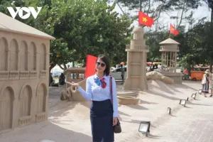 Du khách thích thú check-in mô hình cát ở Vũng Tàu